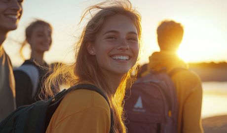 Studenter på Gotlands ler och är glada i solnedgång
