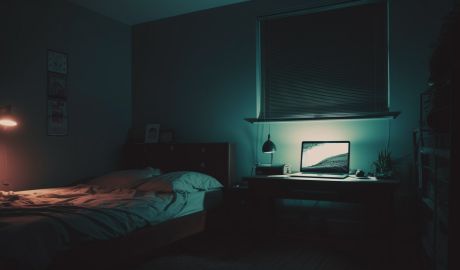 Ett sovrum med en laptop