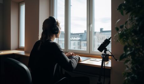 En kvinna spelar in podcast vid ett fönster i Göteborg