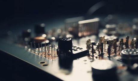 Elektroniska komponenter på ett kretskort