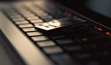 Ett kreditkort ligger på ett tagentbord