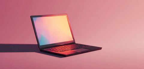 en laptop med skugga