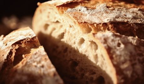 Nybakat bröd i närbild