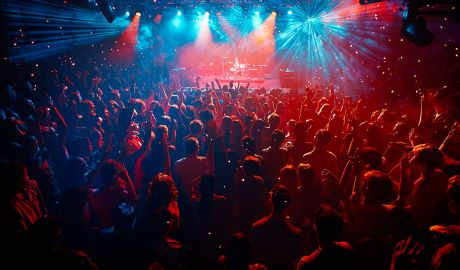 en konsert med många ungdomar i publiken