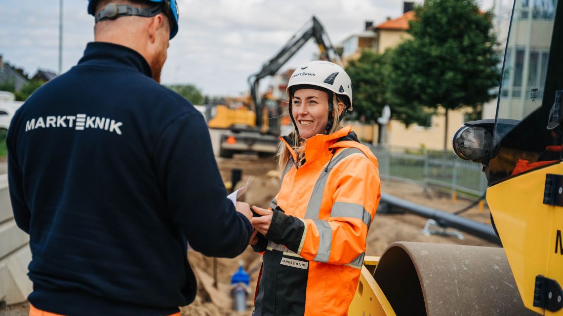 En arbetare tar emot ett papper