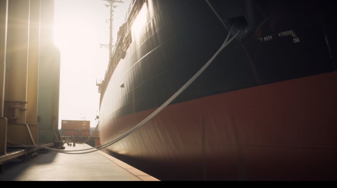 Ett stort fraktskepp i solnedgång