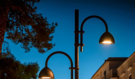 Modern gatubelysning på kvällen