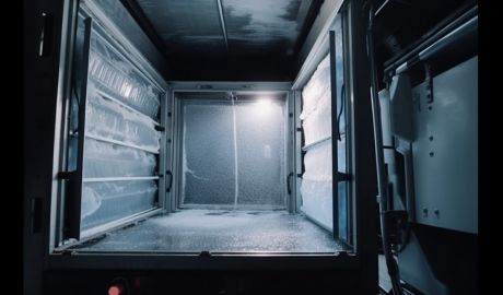 En stor modern lastbil med kylrum