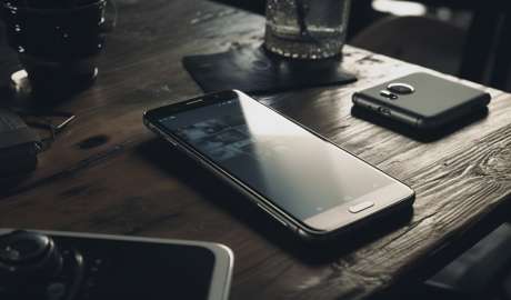 Smartphones ligger på ett bord