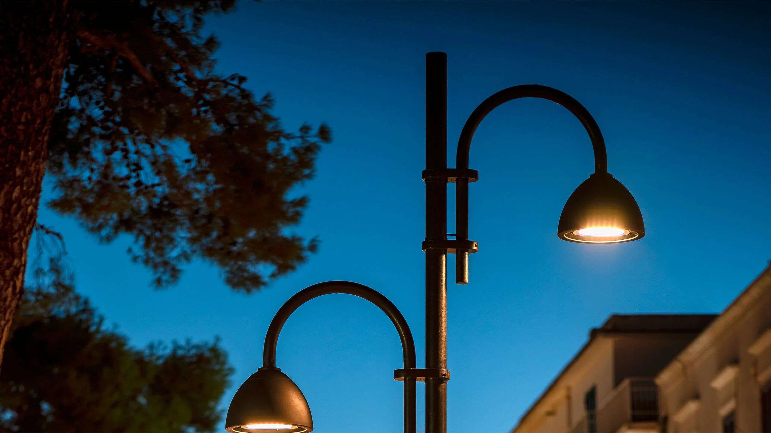 Modern gatubelysning på kvällen
